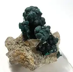 Von farblosem Cerussit begleitete kugelig-nierige Pseudomalachit-Aggregate aus der Broken Hill Proprietary Mine, Broken Hill in New South Wales, Australien (Größe:&nbsp;4&nbsp;cm&nbsp;×&nbsp;3,8&nbsp;cm&nbsp;×&nbsp;2,7&nbsp;cm)