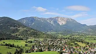 Ostansicht des Schneebergmassivs mit dem Ort Puchberg am Schneeberg im Vordergrund