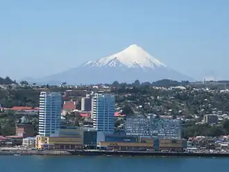 Puerto Montt mit Vulkan Osorno im Hintergrund