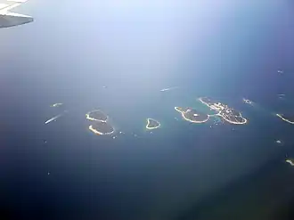 Luftbild von Osten: Sveti Ivan in der Mitte der linken Bildhälfte, links dahinter die kleine Leuchtturm-Insel; rechts die Inseln Sturag, Maškin und Sveti Andrija