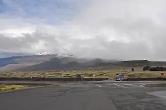 Der Anfang der Zufahrtsstraße zum Mauna Kea für das Onizuka Center for International Astronomy und die Mauna Kea Observatorien.