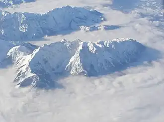 Luftaufnahme der Pyramidenspitze (Vordergrund Mitte)