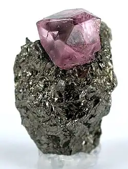 Rosafarbener Spinell auf Pyrrhotin aus Kuch-i-Lal, Distrikt Ischkaschim, Tadschikistan (Größe:&nbsp;2,2&nbsp;cm&nbsp;×&nbsp;1,6&nbsp;cm&nbsp;×&nbsp;1,2&nbsp;cm)