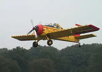 Landwirtschafts­flugzeug PZL-106 im Tiefflug