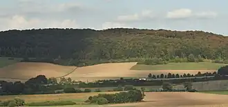 Blick von Rhoden nordostwärts über die A 44 hinweg zum Quast