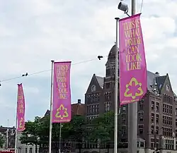 Fahnen mit dem Logo des Queer Amsterdam auf dem Dam