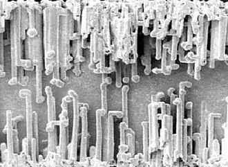 Elektro­chemisch geätzte (auf­geraute) Oberfläche einer 400&nbsp;V-Hochvolt-Anodenfolie eines Aluminium-Elektrolytkondensator