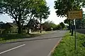 Östlicher Ortseingang mit Ortsschild