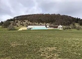 Räschberg, im Vordergrund der Weidhof in Liesberg