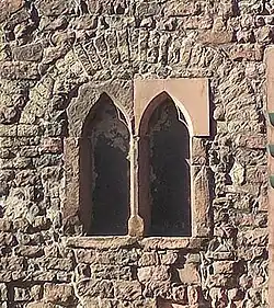 Gotisches Erdgeschoßfenster