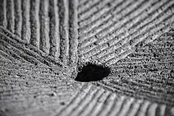 Die markante Gestaltung des Läufersteins machte im Mühlsteinrevier RheinEifel produzierte Handmühlen zum Markenartikel.