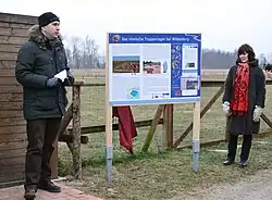 Aufstellung der zweiten Tafel durch Robert Lehmann und Karola Hagemann von der Römer AG Leine (RAGL), 2017