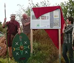 Enthüllung der ersten Informationstafel am Tag des offenen Denkmals 2016 durch den niedersächsischen Landesarchäologen Henning Haßmann (Mitte)