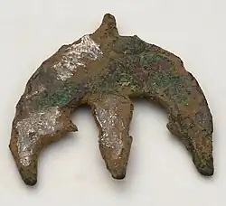 Pferdegeschirr­anhänger in Lunula-Form