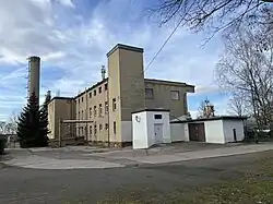 Rückseite des Tribünengebäudes