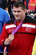 Rıza Kayaalp mit seiner Bronzemedaille bei der Siegerehrung 2012, 2016 gewann er Silber