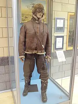 Lammfell-Kombination mit „Bomberjacke“ der Royal Air Force (Royal Air Force Museum Cosford)