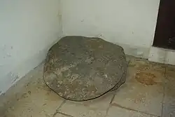 Findling in der Maschinenhalle