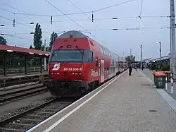 Der Doppelstockwagen wurde nicht mehr von Valousek gestaltet, übernahm aber die Kopfform von 1822 und 1014.