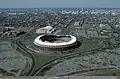 Das RFK Stadium mit dem Kapitol und dem Washington Monument im Hintergrund (März 1988)