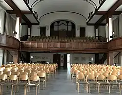 Die Aula mit Orgel