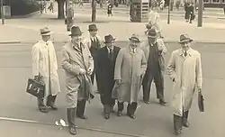 Werner Saam (2.v.l.) 1940 vor Abfahrt nach Krefeld vor dem Düsseldorfer Hauptbahnhof.