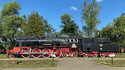 Dampflokomotive CFR 142.072, Rumäniens stärkste Dampflok, im Park des Freilichtmuseums von links aufgenommen