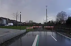 Blick auf den vor fest eingebauten Weiß/Roten Sperren endenden RS1