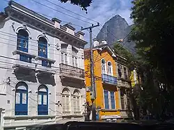 Rua Viuva Lacerda mit historischen Häusern, der Corcovado ist im Hintergrund zu sehen.