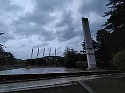 Zentraler Obelisk des Gedenkfriedhofs