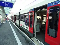 Schiebetritte erlauben einen barrierefreien Einstieg in die Flirt der SBB