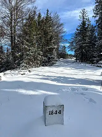 Gipfel des Rabensteins mit Grenzstein
