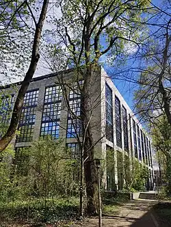 Das ist ein Bild von dem Gebäude Rachel Carson Center, fotografiert aus Sicht des kleinen Parks hinter dem Gebäude.