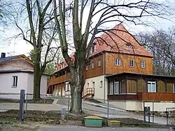 Fiedlerhaus, Nordseite. Links der Saalbau
