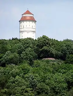 Friedrich-August-Höhe, rechts am Fuße des Wasserturms