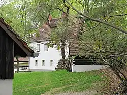 Haus Erdmann, Rückseite mit Brunnenhaus