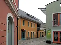 Wohn- und Geschäftshaus Sidonienstraße 2 (li.), Sidonienpassage im Hinterhof