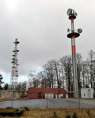US-Richtfunkanlage (2014, Turm links 2017 abgebaut)