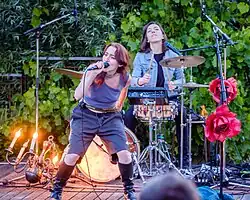 Rahel Klara Kislinger (voc) und Teresa Müllner (dr) beim Terrassenkonzert des OKH Vöcklabruck 2024.