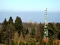 Richtfunkturm auf dem Raichberg, im Hintergrund die Burg Hohenzollern