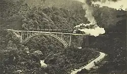 Kohlezug auf der Bogen­brücke in der Anai-Schlucht bei Padang Panjang im Jahr 1911