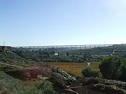 Tallandschaft bei Lutzville mit Eisenbahnbrücke