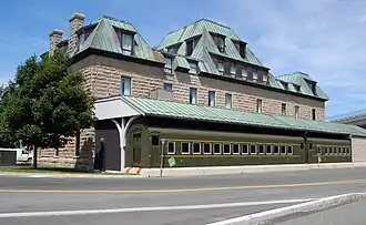 Rückseite des Museums mit Außenansicht des Dioramas