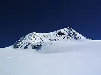 Rainerhorn von Süden, nach Neuschneefall im Juli