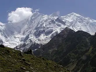 Rakaposhi gesehen vom Tagafari Base Camp, ganz rechts der höchste Gipfel