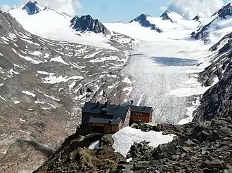 Ramolhaus und Gurgler Ferner mit Falschunggsspitze (der höhere Gipfel rechts der Bildmitte)