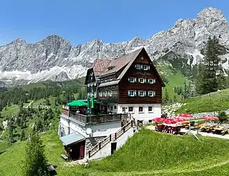 Südansicht der Austriahütte mit dem Hohen Dachstein im Hintergrund