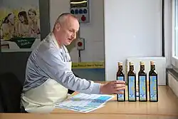 Das Rapsöl des Volksvereins bei der Etikettierung.