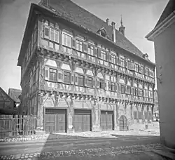 Südfassade des Rathauses in den 1920er Jahren mit Sonnenuhr