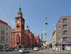 Ansicht des „Kernbaus“ vom Rathaus in der Breite Straße; hinter dem roten Gebäude der Erweiterungsbau von 1929